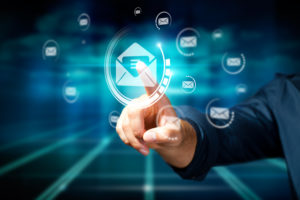 Mann drckt virtuelles E-Mail-Symbol